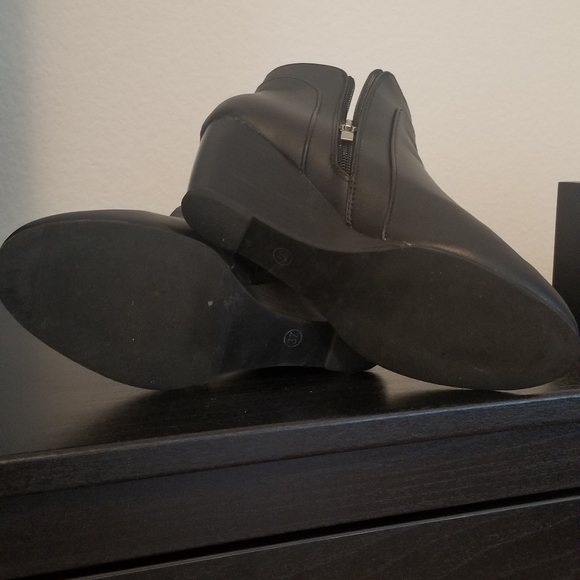 Black booties. - Picture 4 of 4